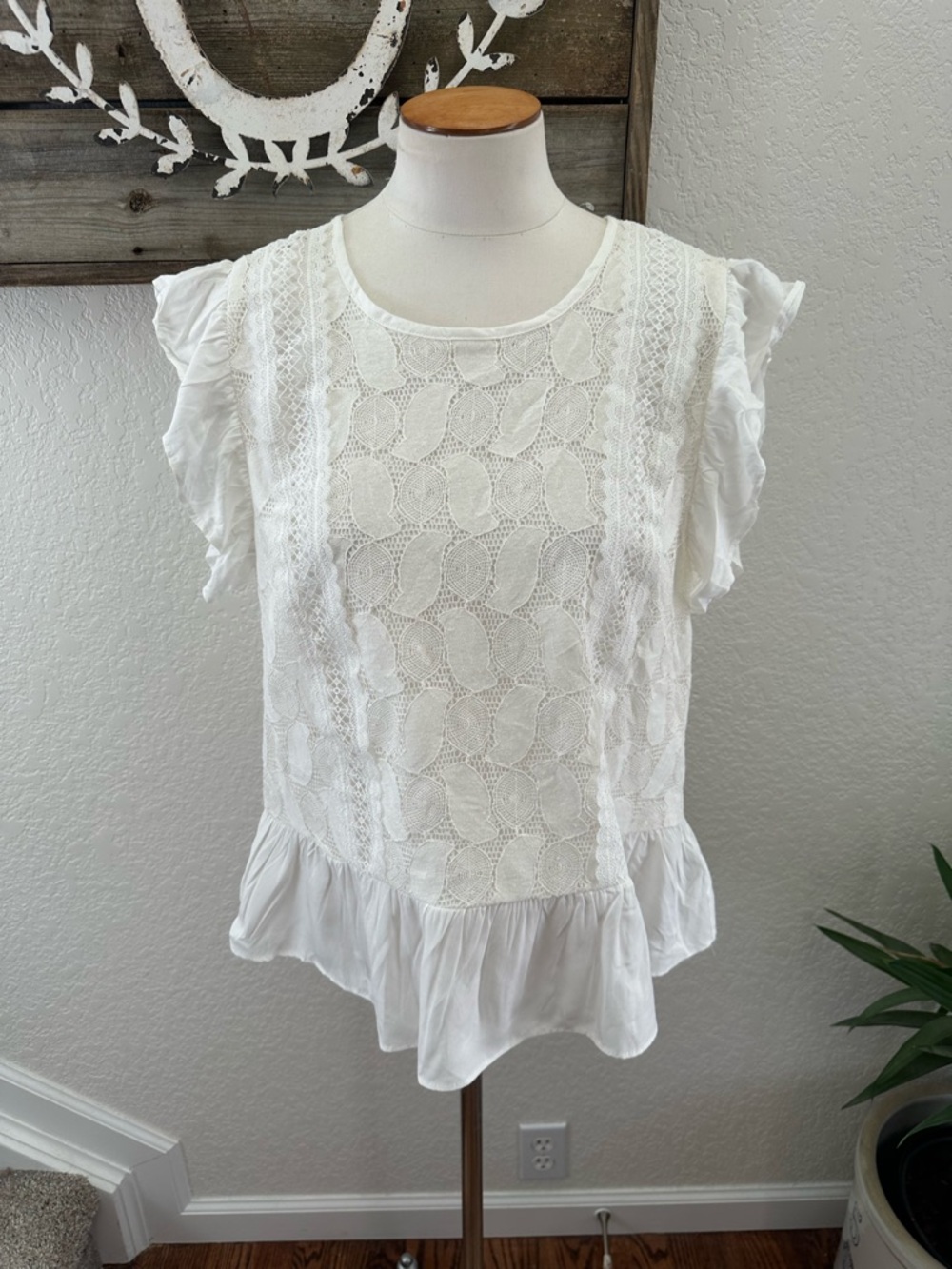 Evereve White Lace Ruffle Sleeve Women’s Top size L NWOT